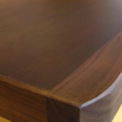 【深みのあるウォールナットの木目】
落ち着いた色合いと流れるような木目が美しいウォールナットの天板は、滑らかな手触りと共に高級感を演出し、置いたものの魅力を一層引き立ててくれるでしょう。